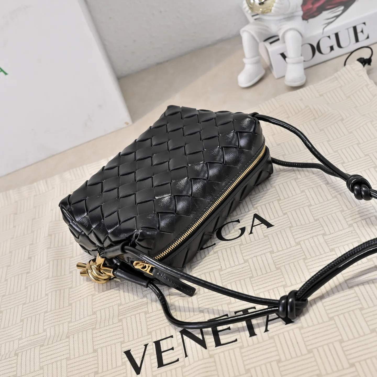 Batch 1560 𝗕𝗼𝘁𝘁𝗲𝗴𝗮 𝗩𝗲𝗻𝗲𝘁𝗮———— The latest version of the loop camera bag💥 from BV’s King of Cost-Effectiveness counter, large woven texture➕Ultra-high quality cow wax leather as always, with zipper, hardware decoration on both sides, adjustable drawstring, especially suitable for the tummy💫Can hold anything, very light weight, suitable🈴️for girls of all ages, size: 17*10*6cm Style number: 6125